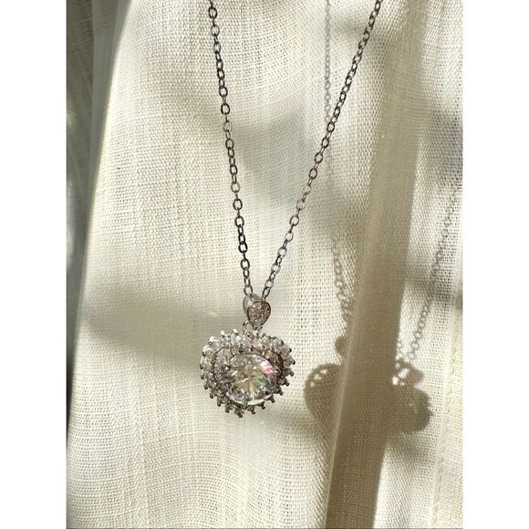 Super sparkly cubic zirconia round cut heart shaped pendant necklace - Picture 2 of 10